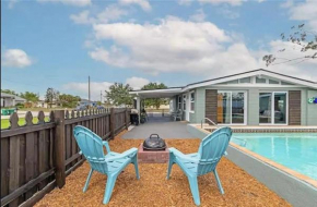 Relaxing modest bungalow- Mins to Beach - Pool - Yard